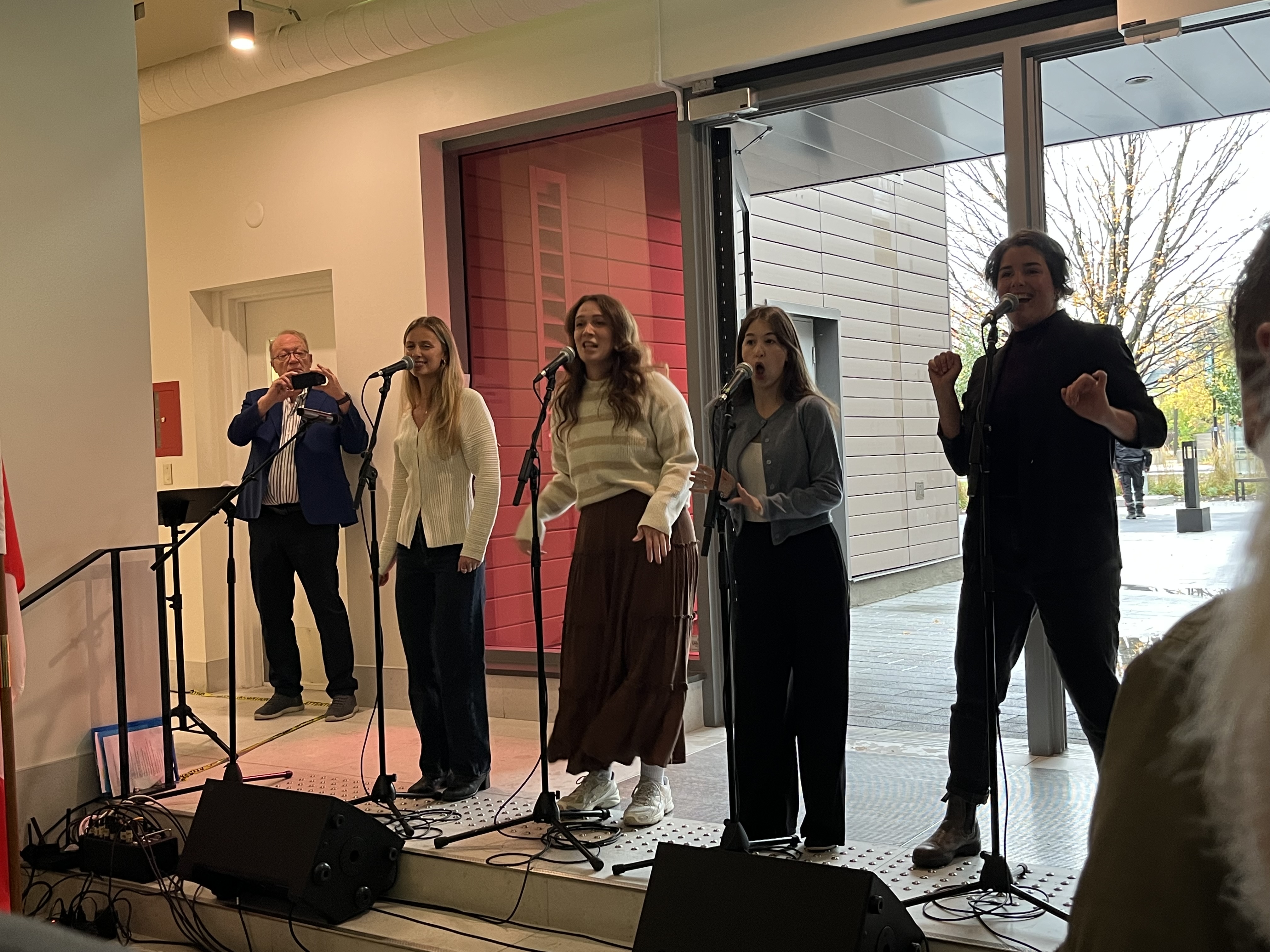 Les comédiennes de Patenteuses lors d’une de leurs performances musicales, vendredi. Crédit photo : Jonathan Desnoyers/Unique FM 94,5