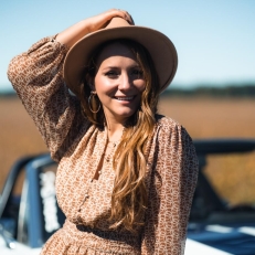 Un tout nouveau single pour Emmanuelle Boucher !! 