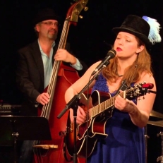 Claire Ness : Du cirque à la chanson