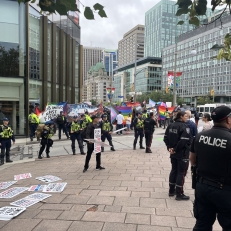 Des manifestants et contre-manifestants au sujet de la lecture d’un conte par un drag queen