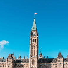 Carney entre, Poilièvre sort