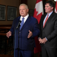 Tarifs douaniers : Washington menace, Ottawa se prépare